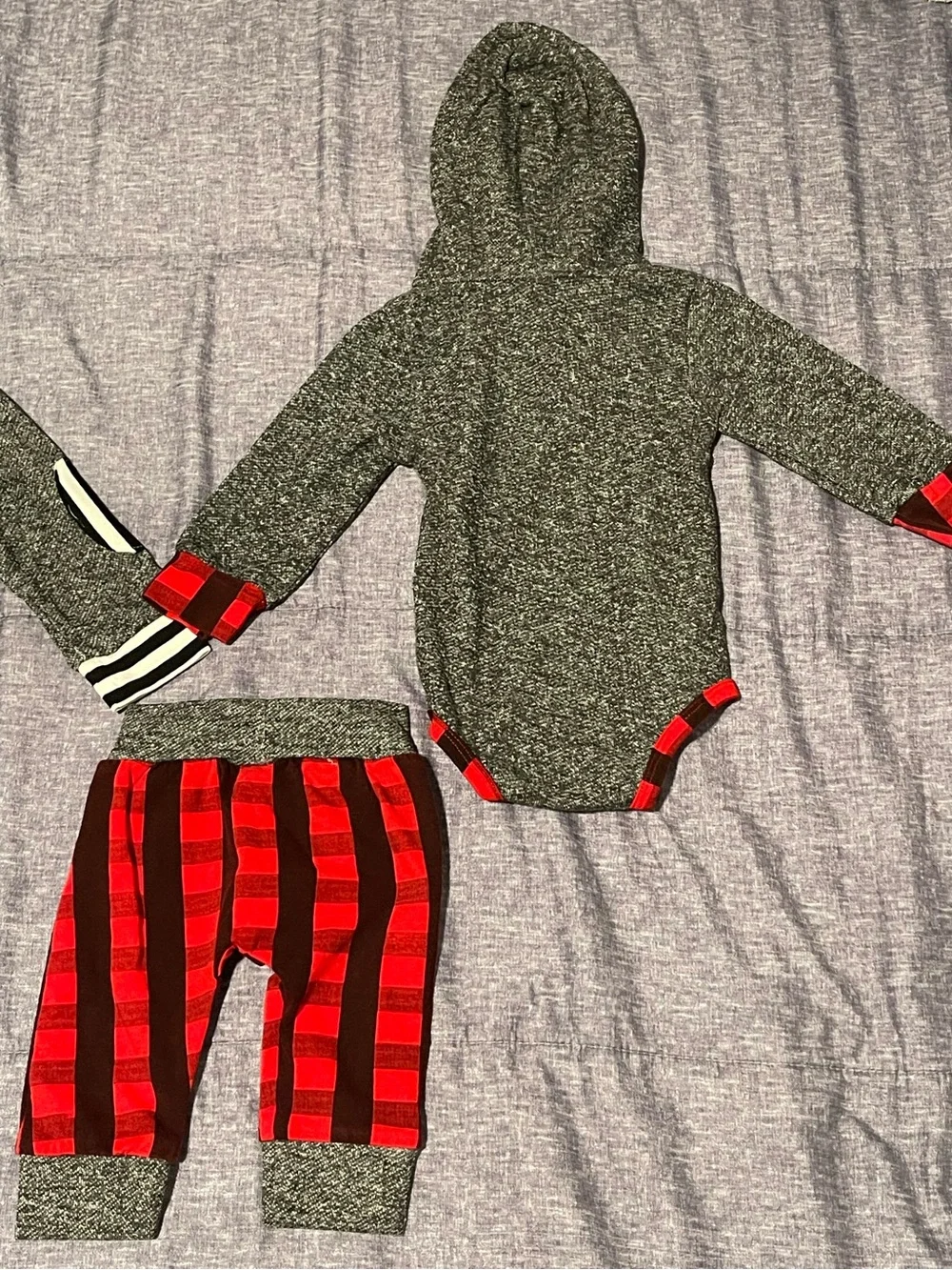 Mama's Boy & Ain't No Mama Matching Hooded Baby Sets - Gray and Red - Picture 5 of 5